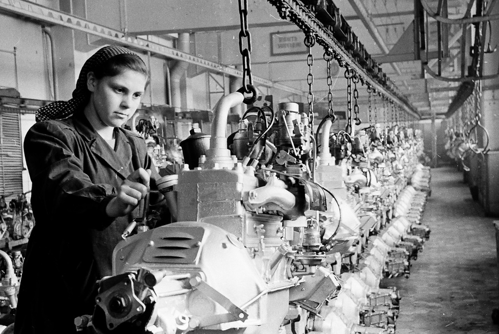 В цехе испытания моторов контролер комсомолка Зоя Попонова на предмайской трудовой вахте, 19 апреля 1952, г. Москва. «Московский завод малолитражных автомобилей» (МЗМА).