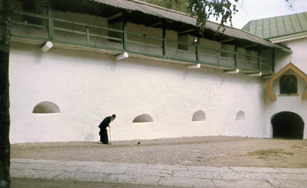 Монах идет вдоль стены Псково-Печерского монастыря, июль - август 1984, Псковская обл., г. Печоры. Выставки:&nbsp;«Разные православные»,&nbsp;«Что посмотреть в Пскове и области» с этой фотографией. 