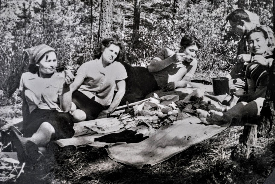 Пикник в лесу, июнь - декабрь 1959, г. Чита. Фотография из архива Натальи Береговой.