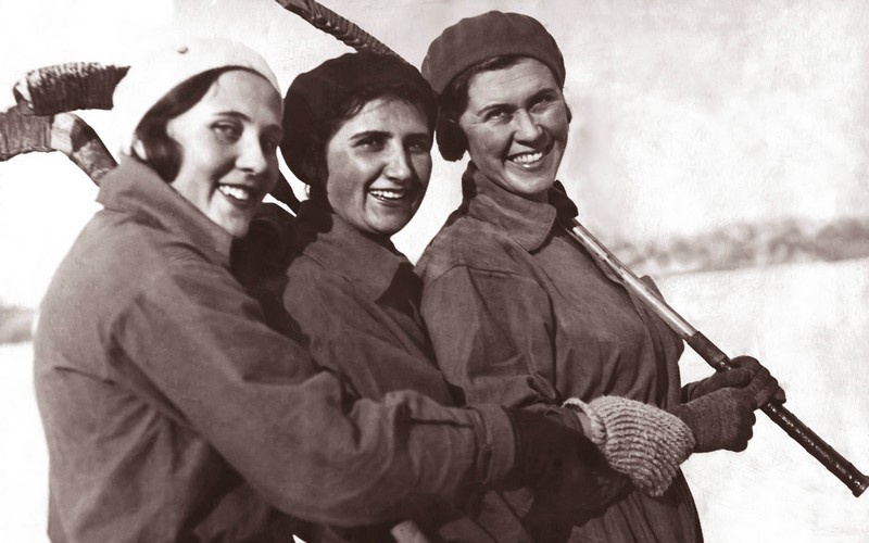 Хоккеистки, 1934 год, г. Москва. Фотография из архива Михаила Георгиевича Мальца.