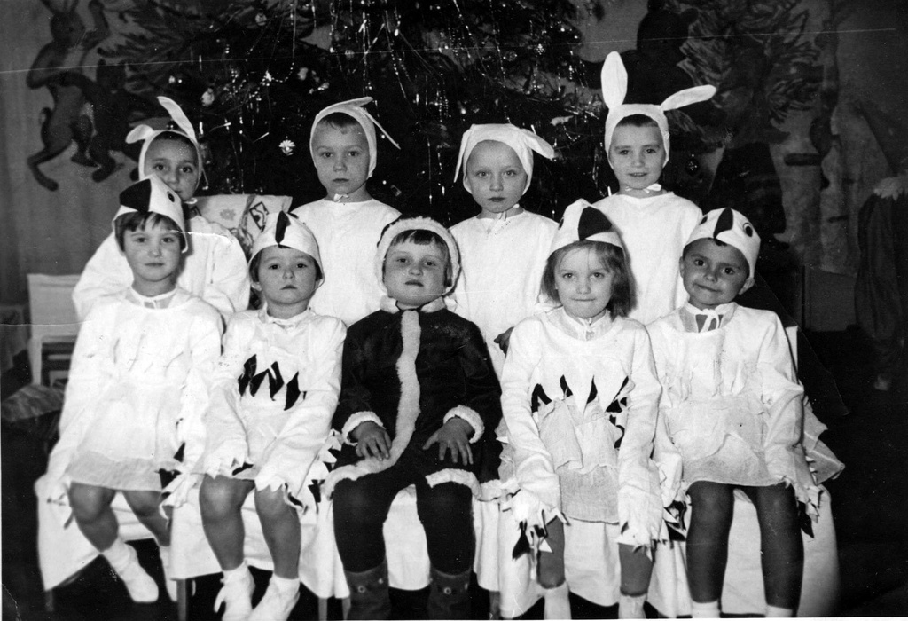 Новый год, декабрь 1965, Московская обл., пос. Дзержинский. Выставка «Снежинка, зайчик и мушкетер. Карнавальные костюмы на Новый год» с этим снимком.