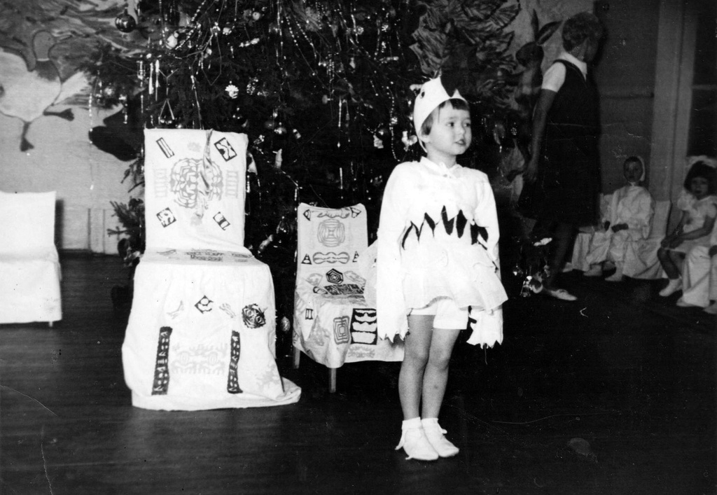 Новый год, декабрь 1965, Московская обл., пос. Дзержинский. Выставка «Снежинка, зайчик и мушкетер. Карнавальные костюмы на Новый год» с этим снимком.