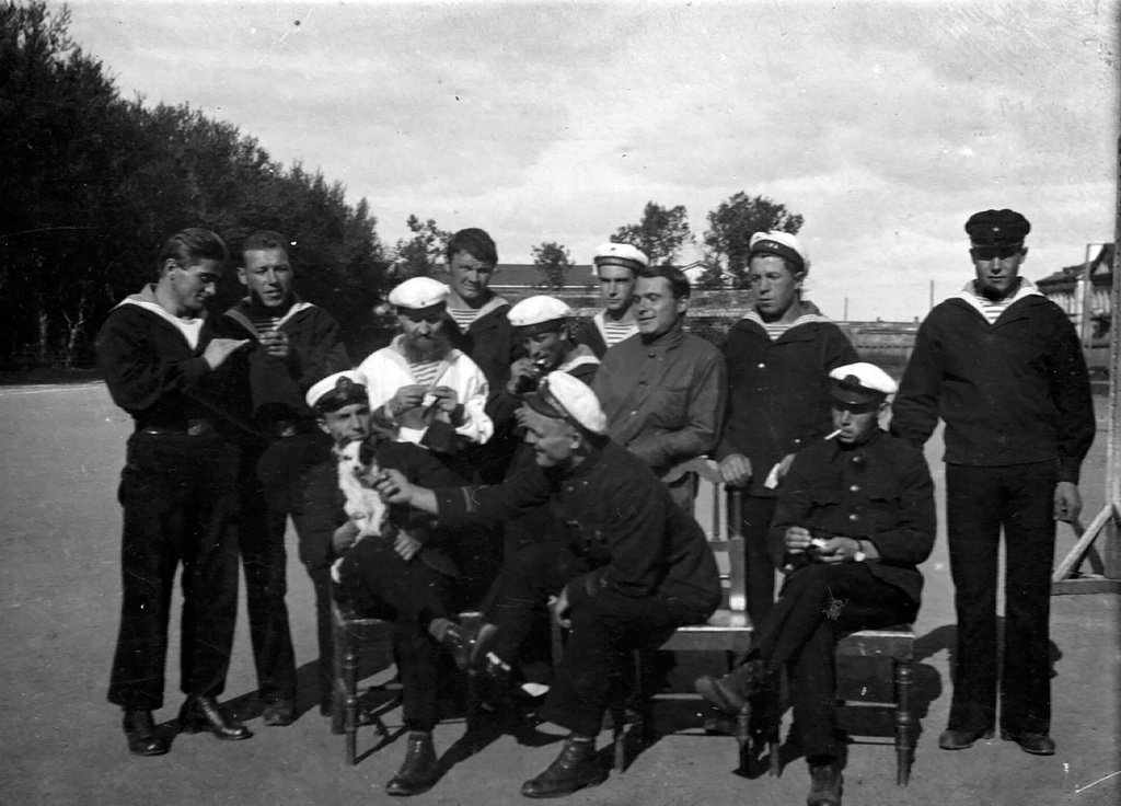 «Самокрутки», 1 мая 1931 - 30 сентября 1936. Выставка «Моряки Черноморского флота» с этой фотографией.