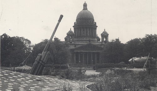 Зенитная батарея в Александровском саду, 1942 год, г. Ленинград