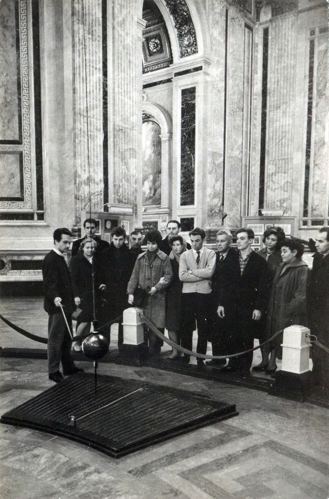 Демонстрация опыта с маятником Фуко в музее «Исаакиевский собор», 1960 - 1965, г. Ленинград. Видеовыставка «Исаакий. 562 ступени к небу» с этой фотографией.&nbsp;