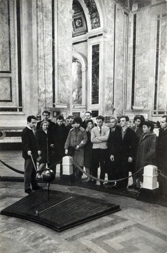 Демонстрация опыта с маятником Фуко в музее «Исаакиевский собор», 1960 - 1965, г. Ленинград
