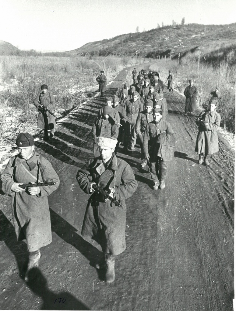 «Захватим в плен фашистов», 1943 год. Выставка «Хроника военных дней в фоторепортажах Виктора Темина» с этой фотографией.