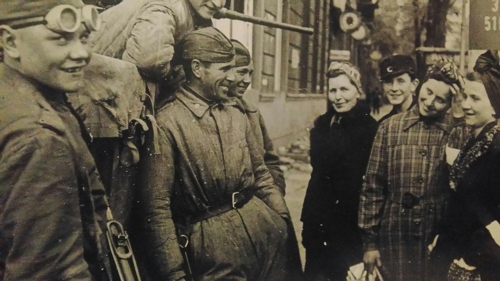 «Первый день мира в Берлине», 1945 год, Германия, г. Берлин. Выставка «Хроника военных дней в фоторепортажах Виктора Темина» с этой фотографией.