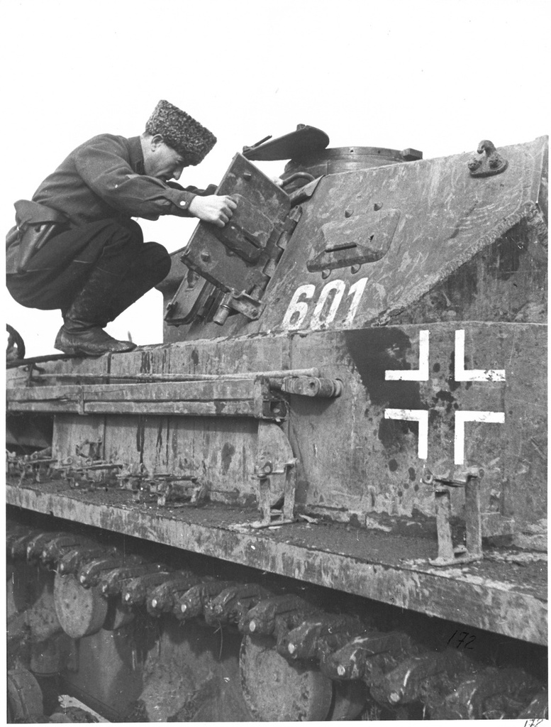 За осмотром захваченного у фашистов исправного танка, 1942 - 1943. Выставка «Хроника военных дней в фоторепортажах Виктора Темина» с этой фотографией.