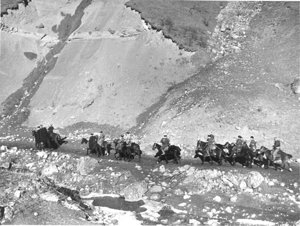 Партизаны едут на разведку, 1942 год. Выставка «Хроника военных дней в фоторепортажах Виктора Темина» с этой фотографией.