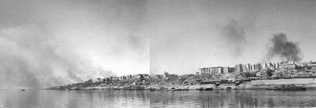 Сталинград в огне, август 1942, г. Сталинград. Выставка «Хроника военных дней в фоторепортажах Виктора Темина» с этой фотографией.