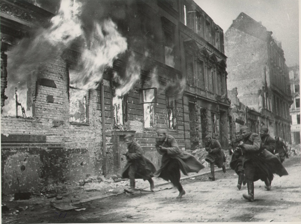 Бои на улицах Берлина, 30 апреля 1945. Выставки&nbsp;«Хроника военных дней в фоторепортажах Виктора Темина»&nbsp;и «Бои за Берлин» с этой фотография.
