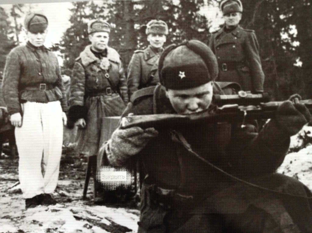 Принятие воинской присяги, 1943 год. Выставка «Хроника военных дней в фоторепортажах Виктора Темина» с этой фотографией.