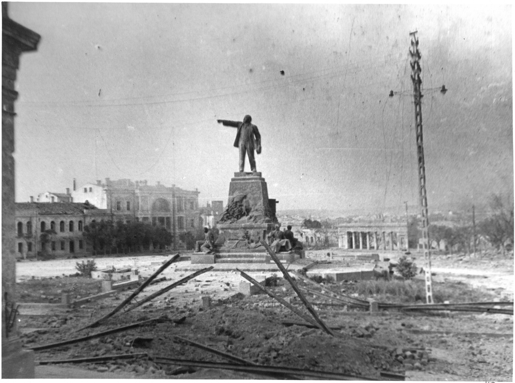 Севастополь в дни обороны, 1942 год, г. Севастополь. Памятник был открыт в 1932 году.Выставка «Хроника военных дней в фоторепортажах Виктора Темина» с этой фотографией.