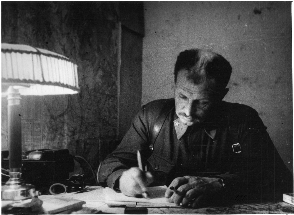 Командующий обороной Севастополя генерал Иван Петров, 1942 год. Выставка «Хроника военных дней в фоторепортажах Виктора Темина» с этой фотографией.
