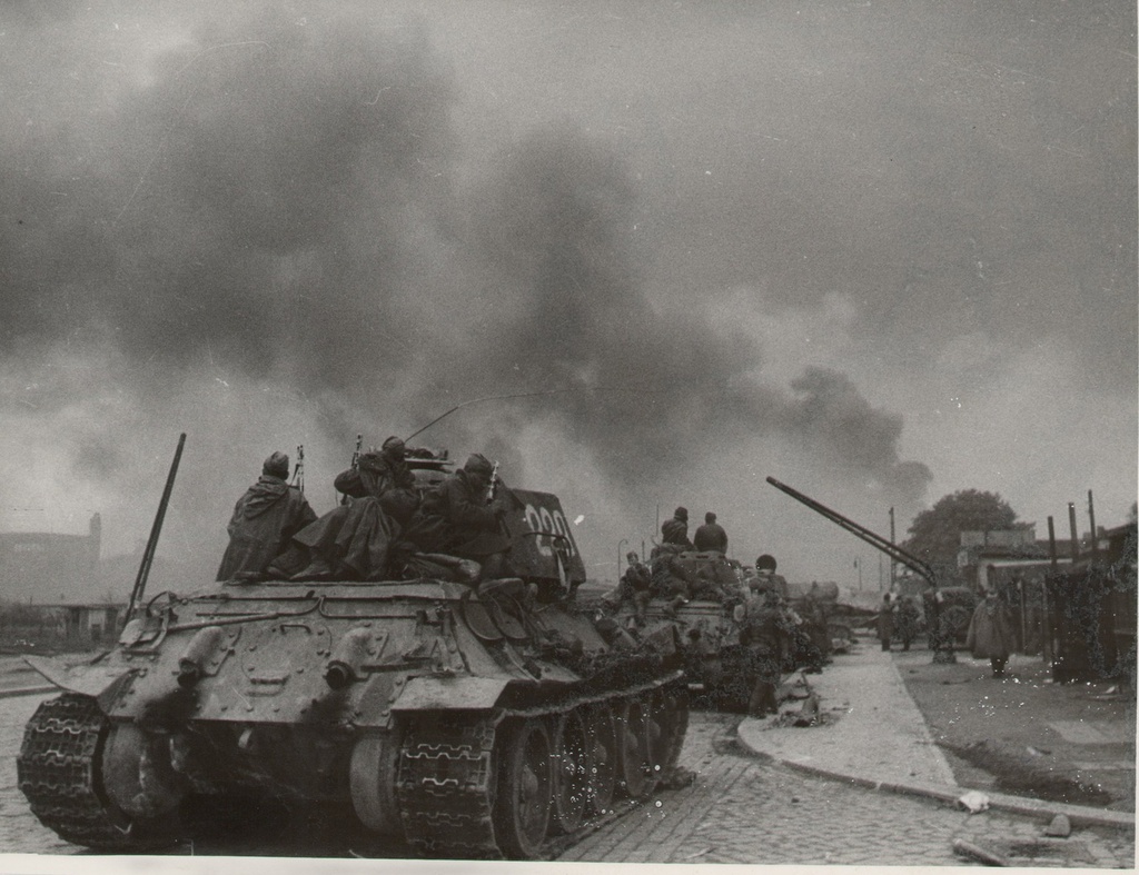 «Наши танки ворвались в Берлин», 1945 год, Германия, г. Берлин. Выставка «Хроника военных дней в фоторепортажах Виктора Темина» с этой фотографией.