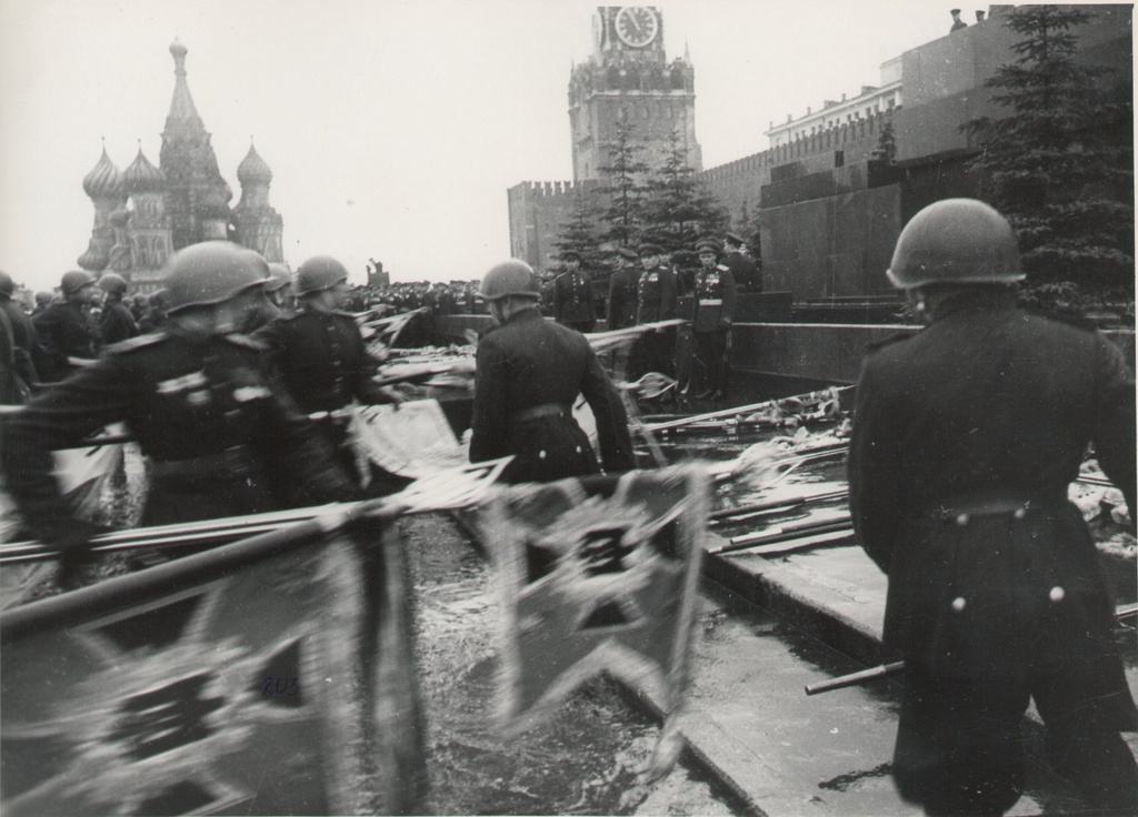 Парад Победы в Москве, 24 июня 1945. Выставка «Хроника военных дней в фоторепортажах Виктора Темина» с этой фотографией.