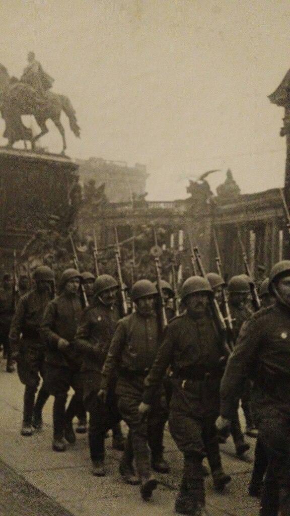 Парад советских войск в Берлине, май 1945. Выставка «Хроника военных дней в фоторепортажах Виктора Темина» с этой фотографией.