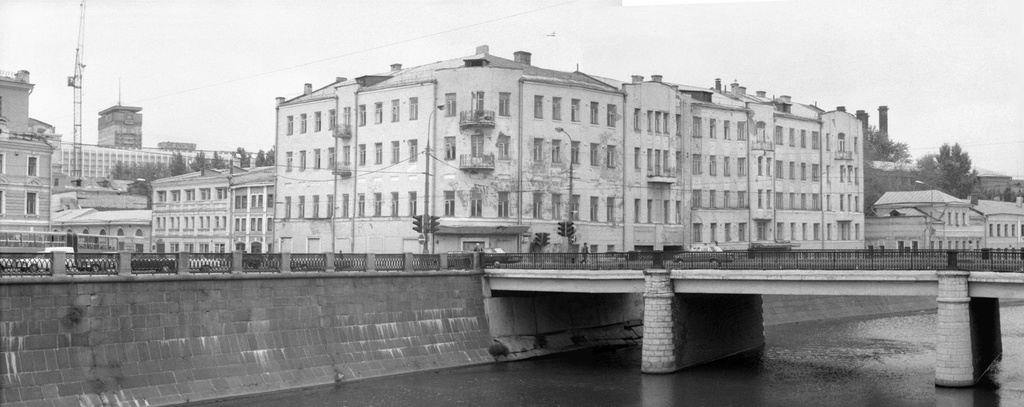Московские набережные и улицы конца 1980-х годов, 1 июня 1988 - 30 августа 1991, г. Москва. Панорама смонтирована из двух фотографий.Выставка «Пустые улицы двух столиц» с этой фотографией.&nbsp;