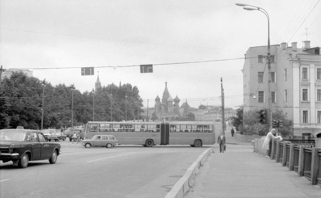 Московские улицы конца 1980-х годов – Малый Москворецкий мост, 1 июня 1988 - 30 августа 1991, г. Москва. Выставка «Московский автобус» с этой фотографией.