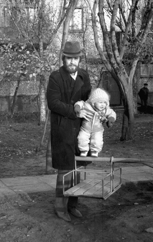 Фото Папа с дочкой во дворе на прогулке, 1 - 15 октября 1985