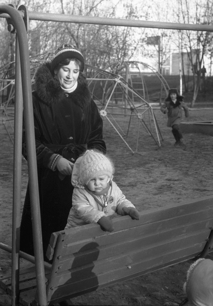 Мама с дочкой во дворе на прогулке, 1 - 15 октября 1985, Белорусская ССР, г. Минск. Ольга Карлова с дочкой Анютой.Выставка «Осенние портреты» с этой фотографией.