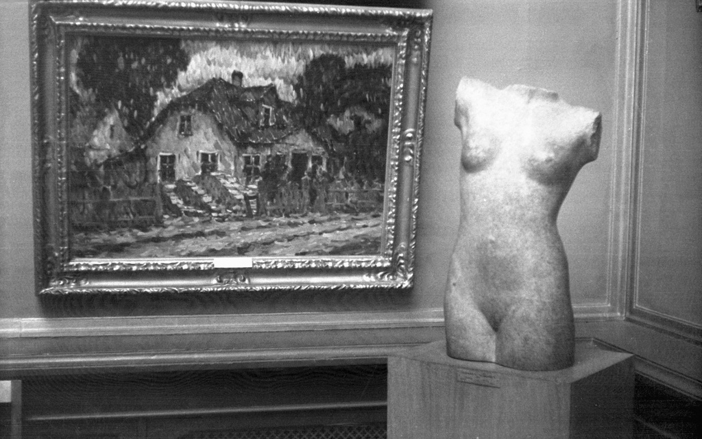 Картины и экспонаты в залах Художественного музея Риги, 1 июня 1964 - 30 августа 1964, Латвийская ССР, г. Рига. Выставка «Скульптурное ню» с этой фотографией.