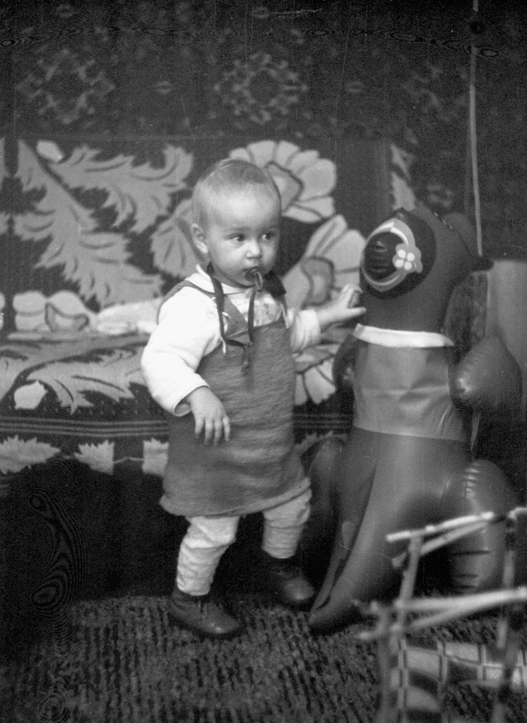 Аня Карлова с игрушками, 1 - 15 октября 1985, Белорусская ССР, г. Минск. Выставка «Советский лайфхак: ковер на стене» с этой фотографией.&nbsp;