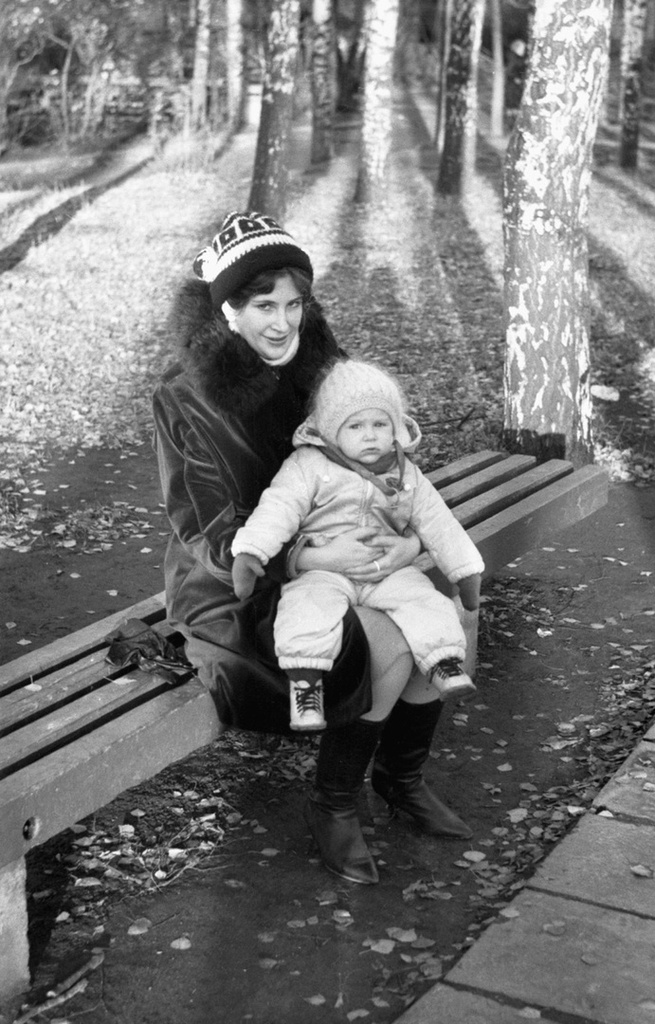 Фото "Мама с дочкой во дворе на прогулке", 1 - 15 октября 1985 ...