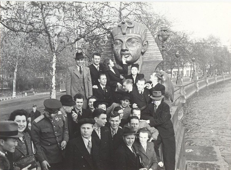 Советские делегации на набережной Темзы, 1945 год, Великобритания, г. Лондон. Выставка «Сфотографируй меня у памятника» с этой фотографией.&nbsp;
