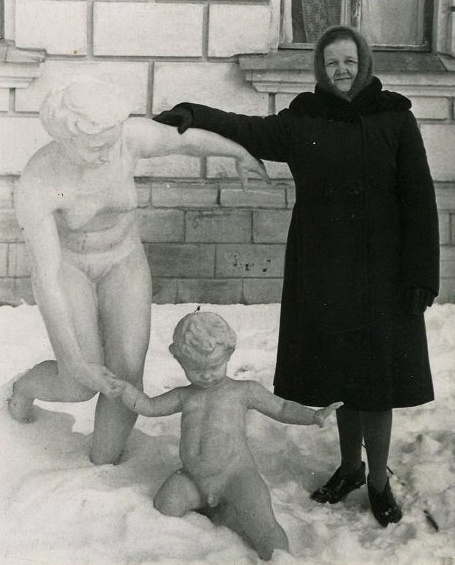 У скульптуры, 1950-е. Выставка «Сфотографируй меня у памятника» с этой фотографией.&nbsp;