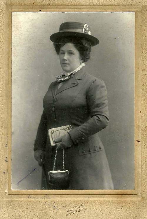 «Модница», 1913 - 1917, г. Саратов. Выставка «Женская сумка и женский характер» с этой фотографией.&nbsp;