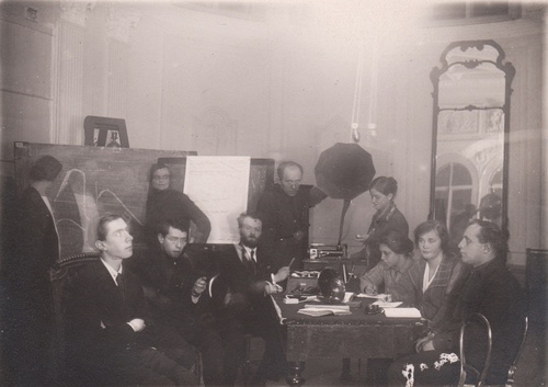 Прослушивание записей в Институте истории искусств, 1920 - 1931, г. Санкт-Петербург