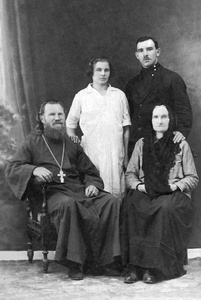 Маршевы, 11 июня 1930, г. Ленинград. Надпись на фото: «Дорогим родителям и любезнейшей свояченице на память. Ленинград 11/VI 30 г. н. ст. от Маршевых». На фото Маршева Устинья с детьми - Петром Васильевичем и Алексеем Васильевичем с женой Правковьей. Фотография из архива Екатерины Жульевой.&nbsp;
