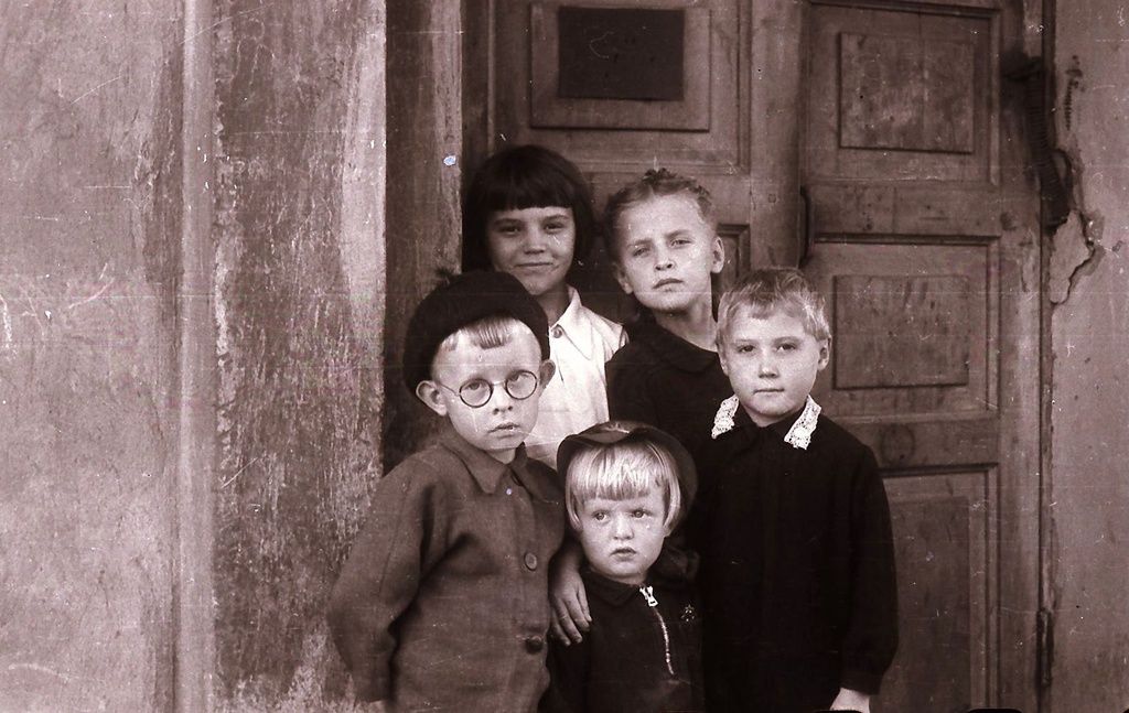 Мое детство, 9 мая 1949, г. Москва. Я самая маленькая. Рядом брат и другие дети нашего дома.Фото моего отца Э. К.&nbsp;Шабельского.&nbsp;Фотография из архива Ларисы Павленко.Выставки&nbsp;«Детские глаза поколений» и «СССР в 1949 году» с этой фотографией.