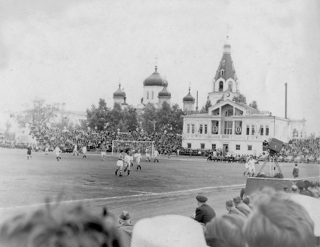 Футбольный матч на стадионе «Динамо» под стенами Покровского собора, 1957 - 1965, г. Куйбышев