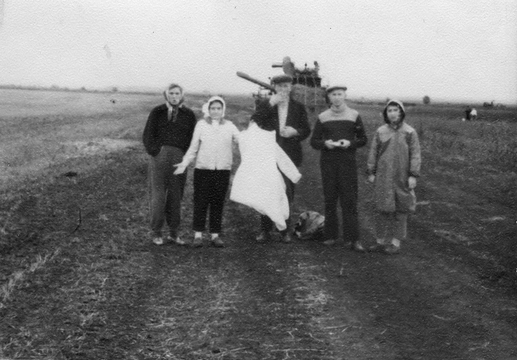 студенты на картошке. совхоз елховский куйбышевской области-. куйбышевская область совхоз масленникова. совхоз борский. совхоз останкинский борский район.