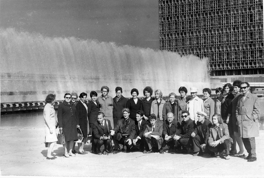 Турне по столицам Советских Социалистических республик Средней Азии. Экскурсанты на фоне здания Совета Министров Узбекской ССР на площади Ленина, октябрь 1972, г. Ташкент. Во втором ряду, пятая справа - Ида Александровна Афанасьева.