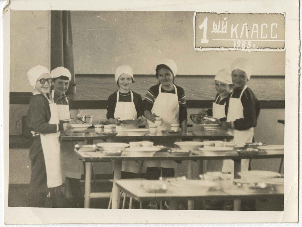 1 класс, 1985 год, Украинская ССР, Крымская обл., г. Севастополь, пос. Андреевка. Первый слева – Володя Макарчук.