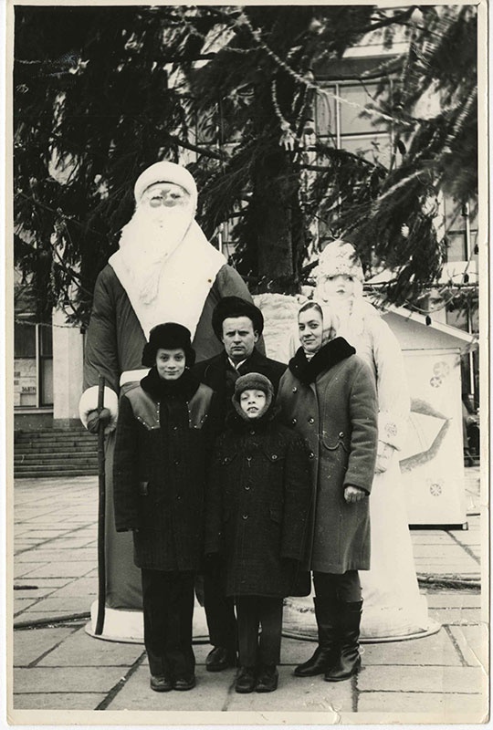 Новый год, 1960 год. Выставка «Нам не страшны мороз и вьюга» с этой фотографией.