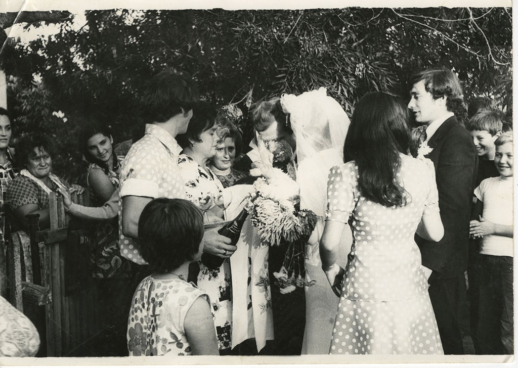 Хлеб-соль. Молодожены Василий и Светлана Макарчук, 1976 год, Украинская ССР, Крымская обл., г. Севастополь, пос. Андреевка. Выставка «Советское шампанское» с этой фотографией.
