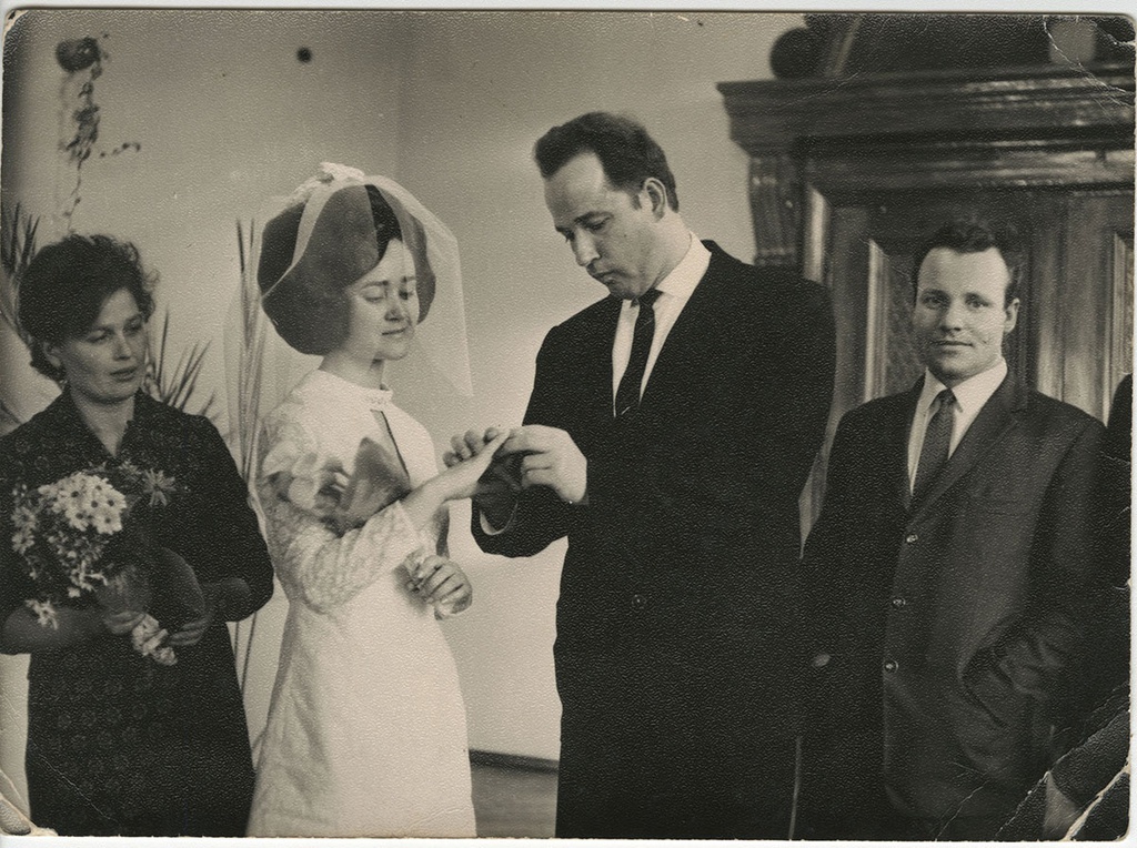 В ЗАГСе, 1970 год. Свидетели – Ольга и Иван Кухарь.Выставка «ЗАГС: торжество любви по-советски» с этой фотографией.&nbsp;