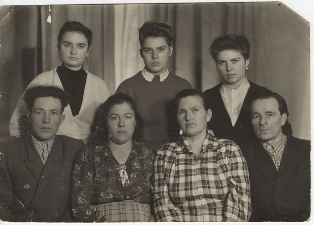 Групповой портрет, 1950 год, Украинская ССР. Сидят слева – Павел и Елена Герчак.Выставка «Лица 1950-го» с этой фотографией.