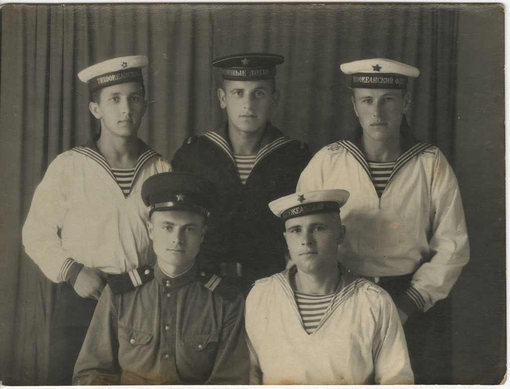 Моряки Тихоокеанского флота, 1952 год. Выставка «"SOS матросу, матросу SOS!" Тихоокеанский флот в лицах» с этим снимком.