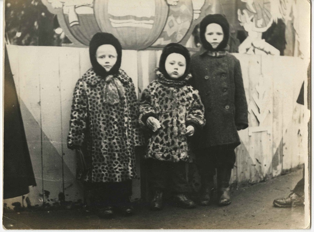 Дети, 1950-е, Украинская ССР. Выставка «Нам не страшны мороз и вьюга» с этой фотографией.