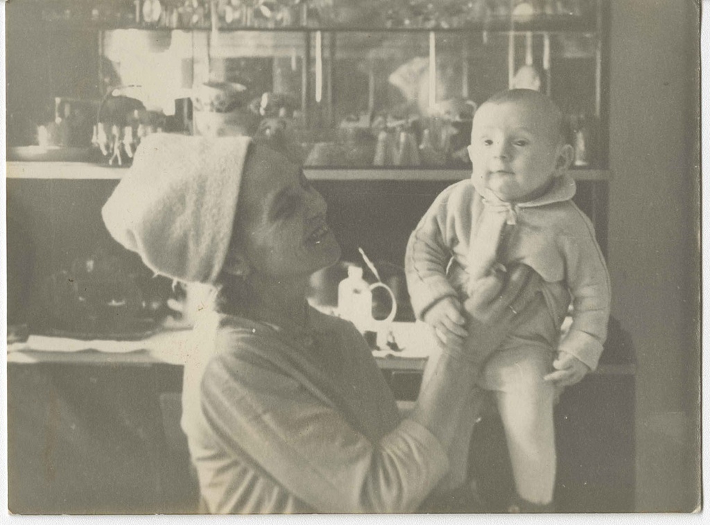 «Бабушка с внучком Юрой», 1960-е, Украинская ССР. Выставка «Бабушки, дедушки и внуки» с этой фотографией.