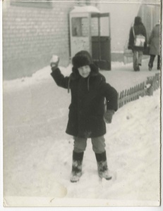 Игра в снежки, 1970-е. Выставка «Игра в снежки» с этой фотографией.