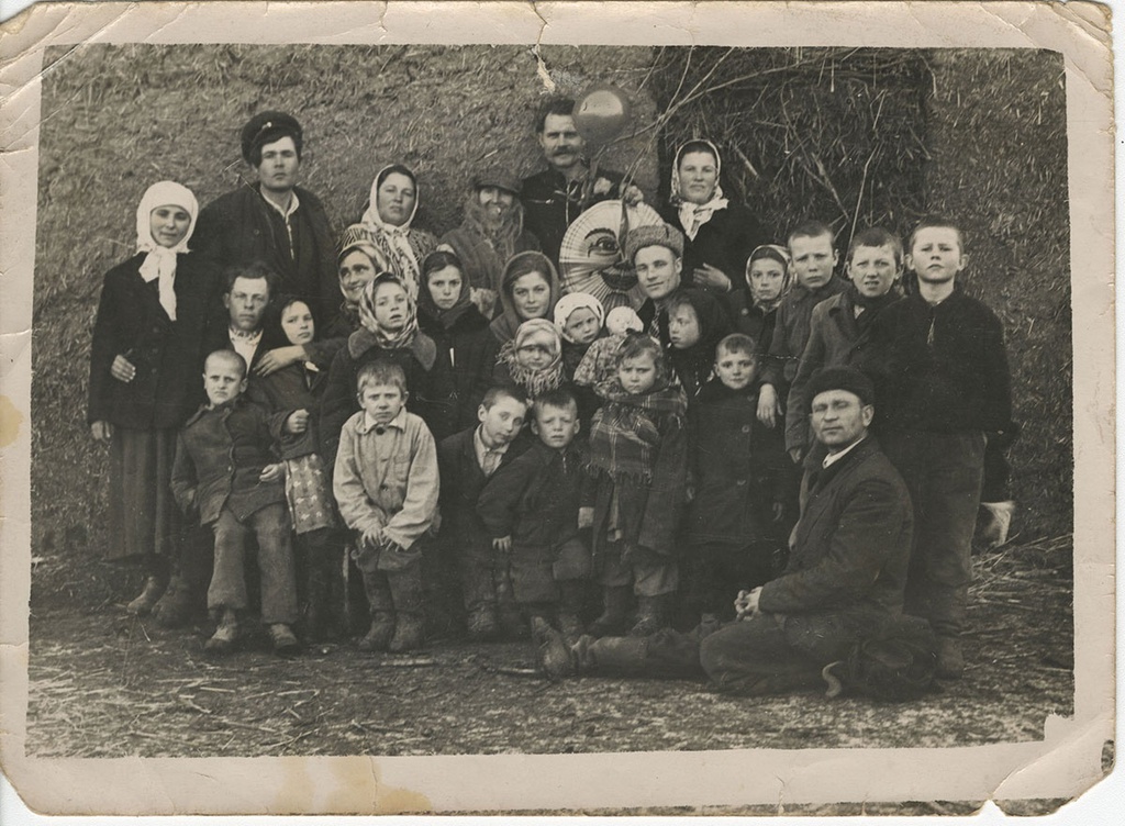 Сельская свадьба, 1957 год, Украинская ССР, Одесская обл., с. Кудрявка. В центре сидят у «солнца» – Ольга и Иван Кухарь. 