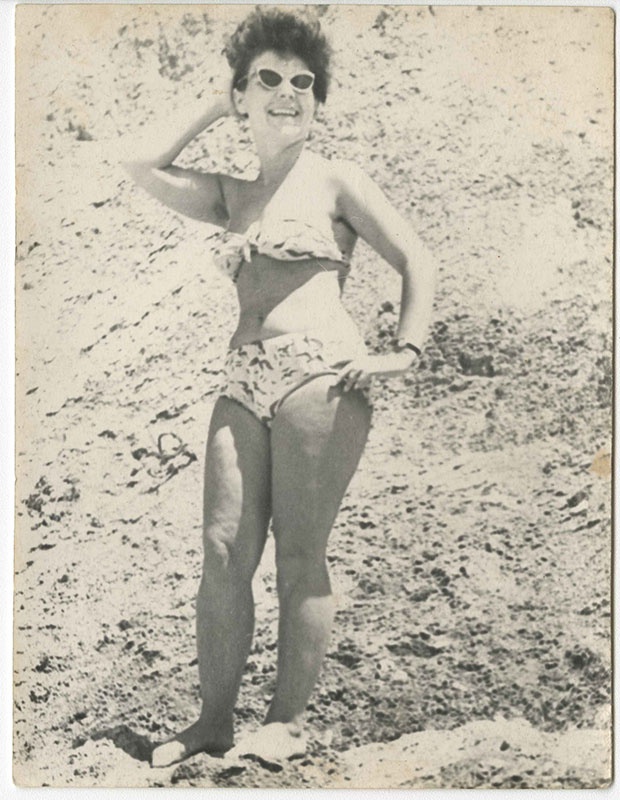На пляже, 1970-е, Украинская ССР, Крымская обл.. Выставка «В солнцезащитных очках» с этой фотографией.