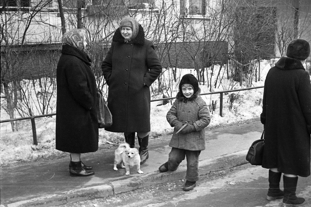 Во дворе дома № 2 по Полтавкской улице, ноябрь - декабрь 1978, г. Москва. Фотография из архива Юрия Зака.&nbsp;Выставка «Без фильтров–2. Любительская фотография 70-х» с этой фотографией.